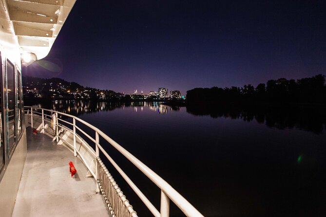 2.5-hour Dinner Cruise on Willamette River - Comfort, crowd level, and service: what to expect on a ship