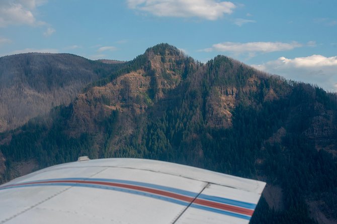Multnomah Falls & Columbia River Gorge Tour by Envi Adventures - The Columbia River Gorge scale: Crown Point and the Vista House cliffs