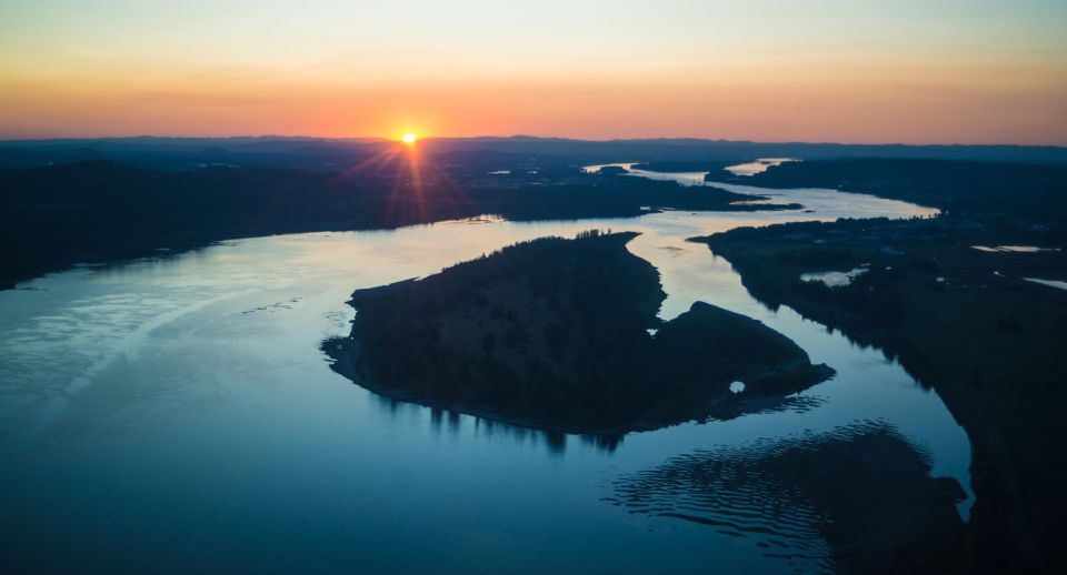Portland: Columbia Gorge Waterfalls 40-Minute Scenic Flight - Crossing the Columbia River Gorge: Bridge of the Gods and the PCT Link